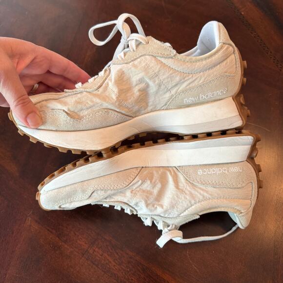 New Balance Women’s 327 White Gum Suede Sneakers Shoes Size 6 US cream/white - Picture 5 of 9